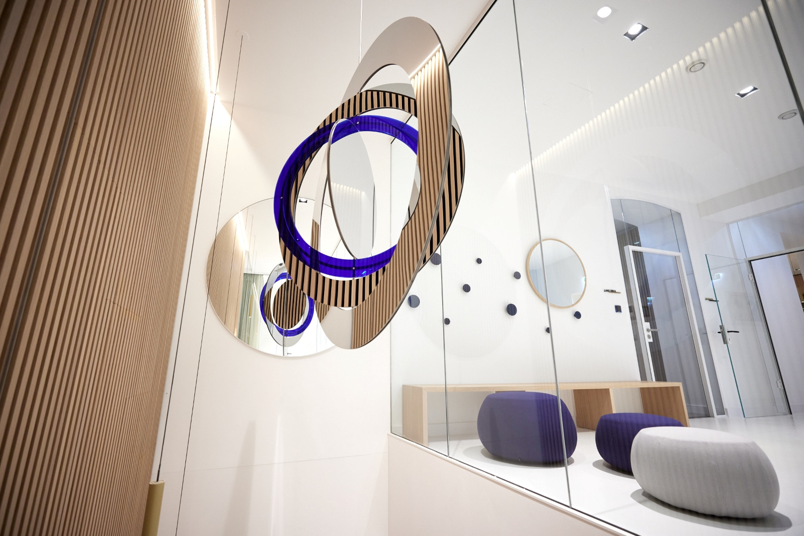 Kunst am Bau Hypo Tirol Wien – Spiegel, Glas und Farbe verbinden sich zu einer poetischen Installation im Eingangsbereich.