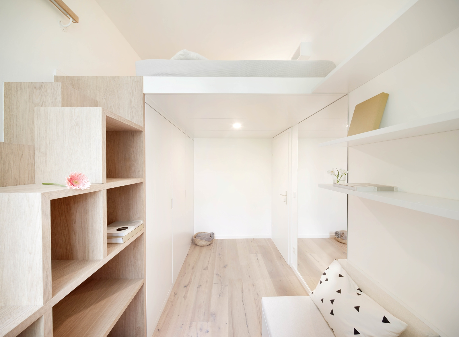 Minimalistisches Interieur mit Holztreppe und integriertem Hochbett in heller, maßgefertigter Wohnraumgestaltung.