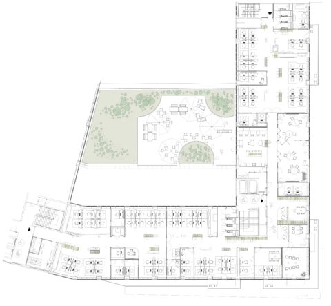 Grundriss einer Bürofläche mit offenem Open-Space-Konzept, kombiniert mit geschlossenen Bereichen und einer großzügigen Terrasse.