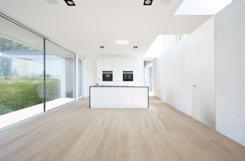 Minimalistische Architektur mit klaren Linien, großen Glasflächen und lichtdurchfluteten Räumen – modernes Wohnen in höchster Präzision.