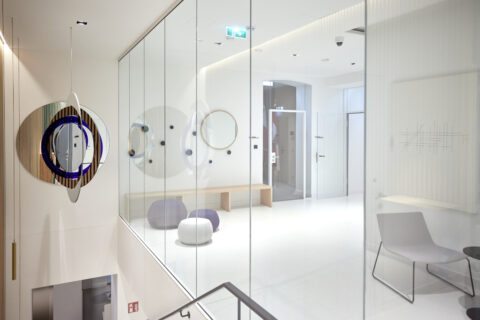 Hängende Installation mit kreisförmigen Glaselementen in Blau und Spiegeln, Hypo Tirol Wien.