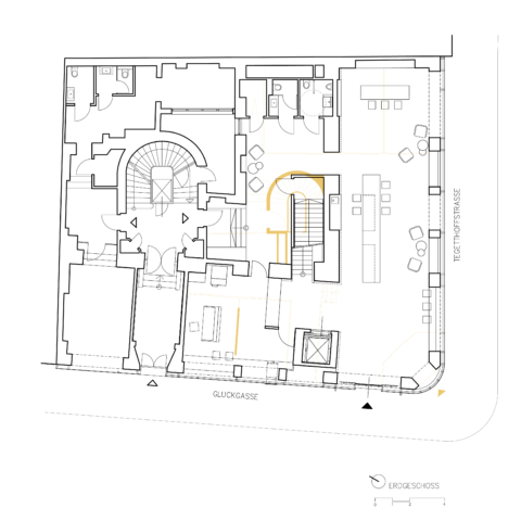 Grundriss des Erdgeschosses eines Gebäudes an der Ecke Gluckgasse und Tegetthoffstraße. Der Plan zeigt Eingänge, eine zentrale Treppe, verschiedene Räume sowie eine offene Fläche mit Sitzgelegenheiten und Tischen.
