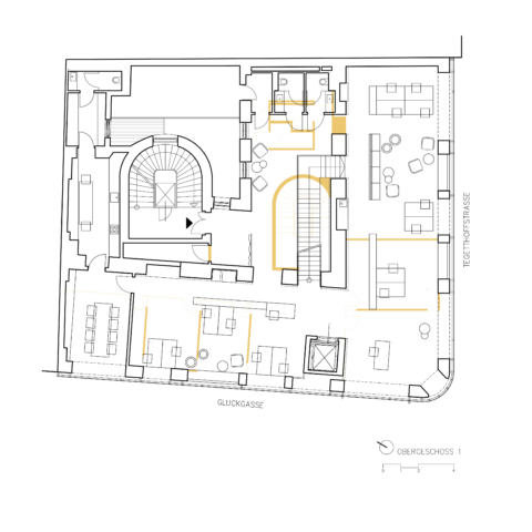 Grundriss des ersten Obergeschosses. Sichtbar sind Arbeitsbereiche mit Schreibtischen, Besprechungszonen sowie eine zentrale Treppe und Nebenräume entlang der Gluckgasse und Tegetthoffstraße.