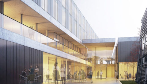 Innenhof des modernen Sportzentrums mit Glasfassaden, warm beleuchteten Räumen und Menschen, die sich unterhalten oder zusammensitzen.