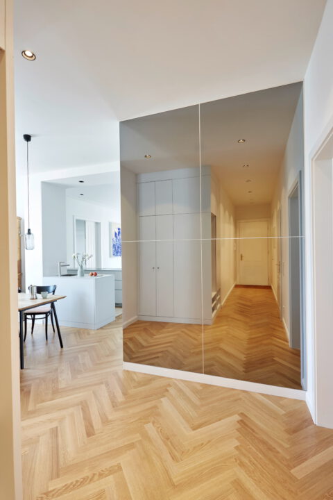 Heller Flur mit großem Spiegelelement, das den Raum optisch erweitert