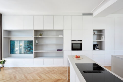 Moderne Küche mit weißer Regalwand und integriertem Backofen