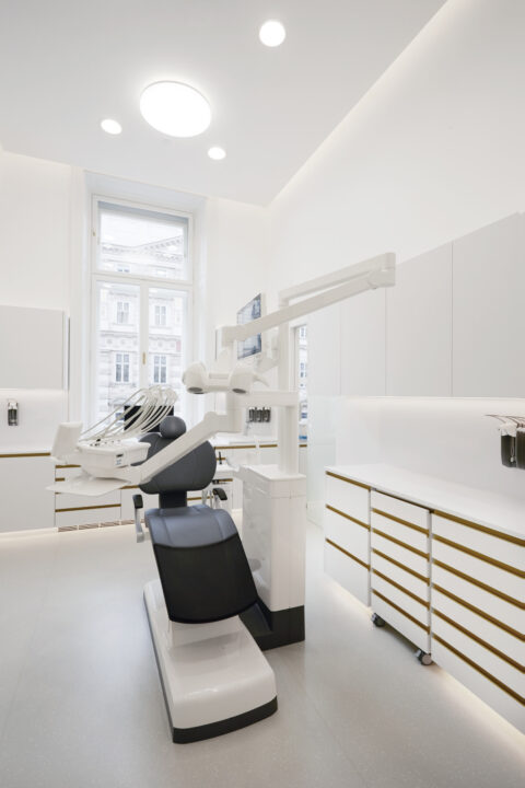 Zahnärztlicher Behandlungsraum mit technischer Ausstattung und Stauraum.